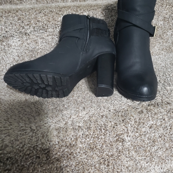 Ankle bootie - Picture 3 of 3